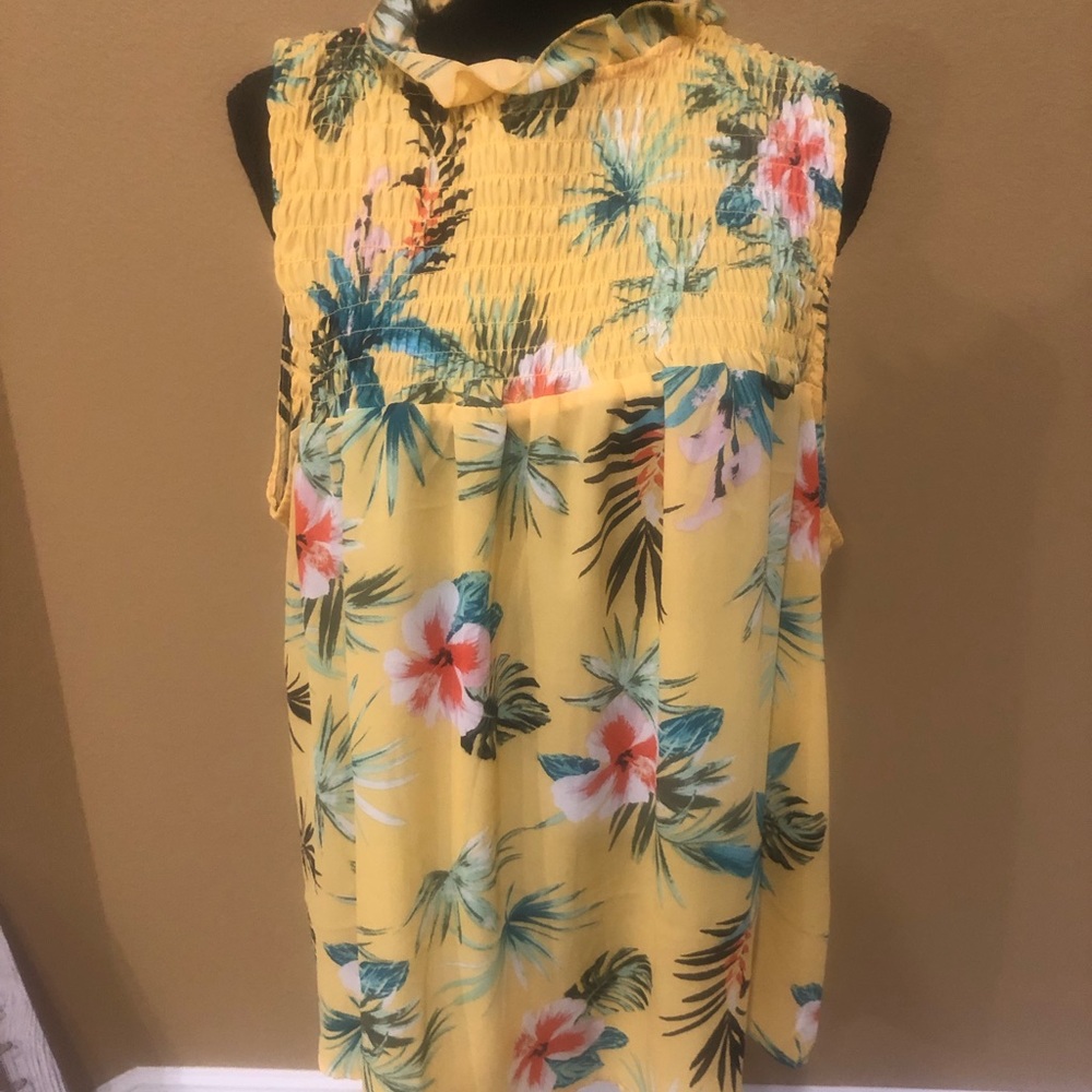 Tropical summer top! Sleeveless, lightweight NWT